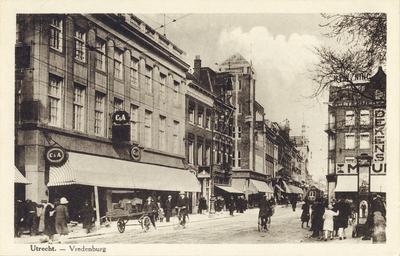 2725 Gezicht op het Vredenburg te Utrecht met links de huizen van de noordelijke gevelwand, het begin van de Lange ...